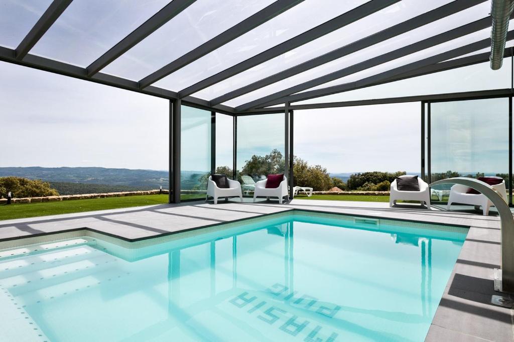 Bazén v ubytování Catalunya Casas Fabulous Villa for 28 with Heated Pool nebo v jeho okolí