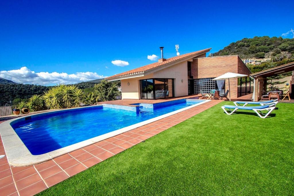 カルデス・デ・モンブイにあるCatalunya Casas Stunning modern villa and just half hour to Barcelona!の家庭のスイミングプール