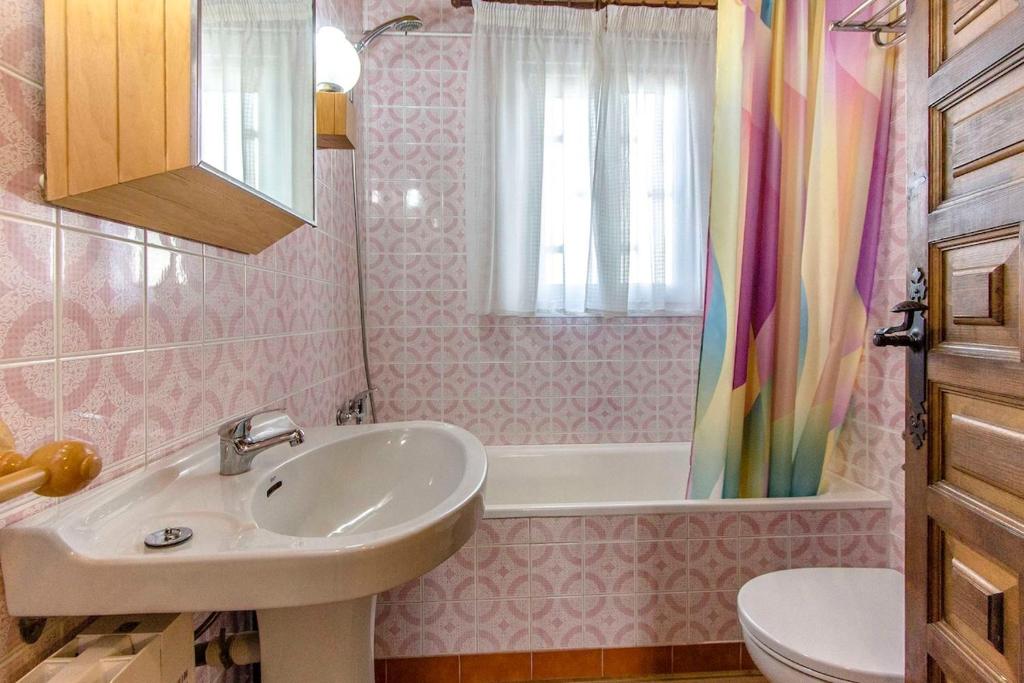 A bathroom at Catalunya Casas Costa Brava villa with private pool & spacious garden