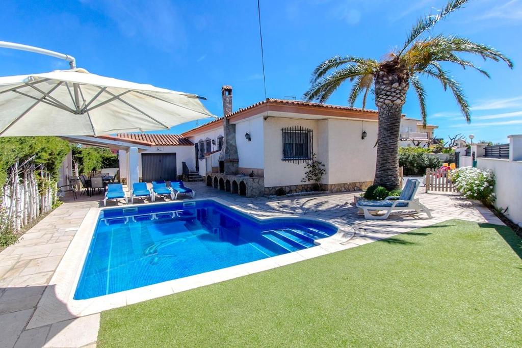 Bazén v ubytovaní Catalunya Casas Beach Vibes Villa less than 1km to town and sea! alebo v jeho blízkosti