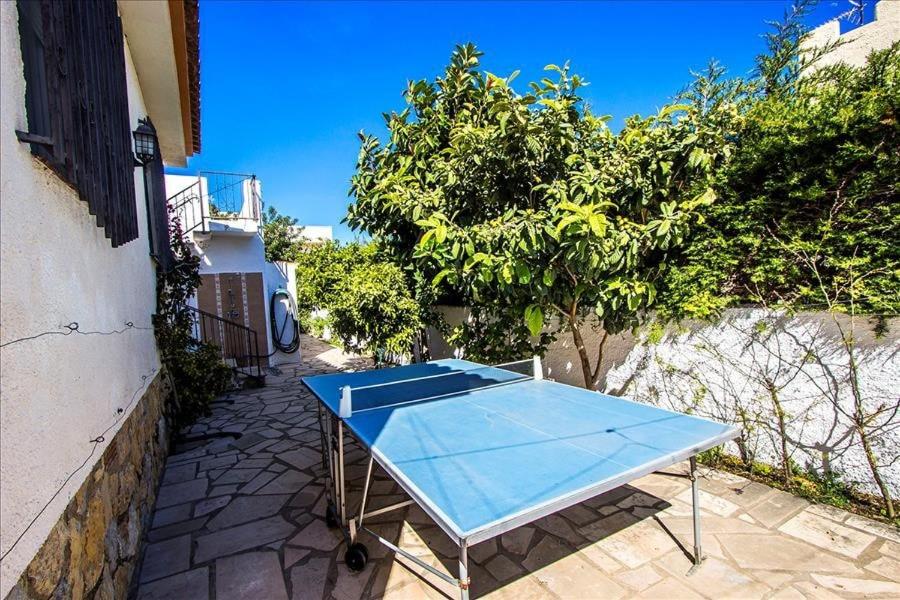 Stolný tenis v ubytovaní Catalunya Casas Beach Vibes Villa less than 1km to town and sea! alebo v jeho okolí