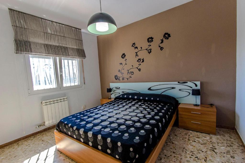 Posteľ alebo postele v izbe v ubytovaní Catalunya Casas Beach Vibes Villa less than 1km to town and sea!