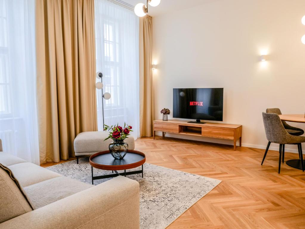 sala de estar con sofá y TV en Laurinska 1 Apartments en Bratislava