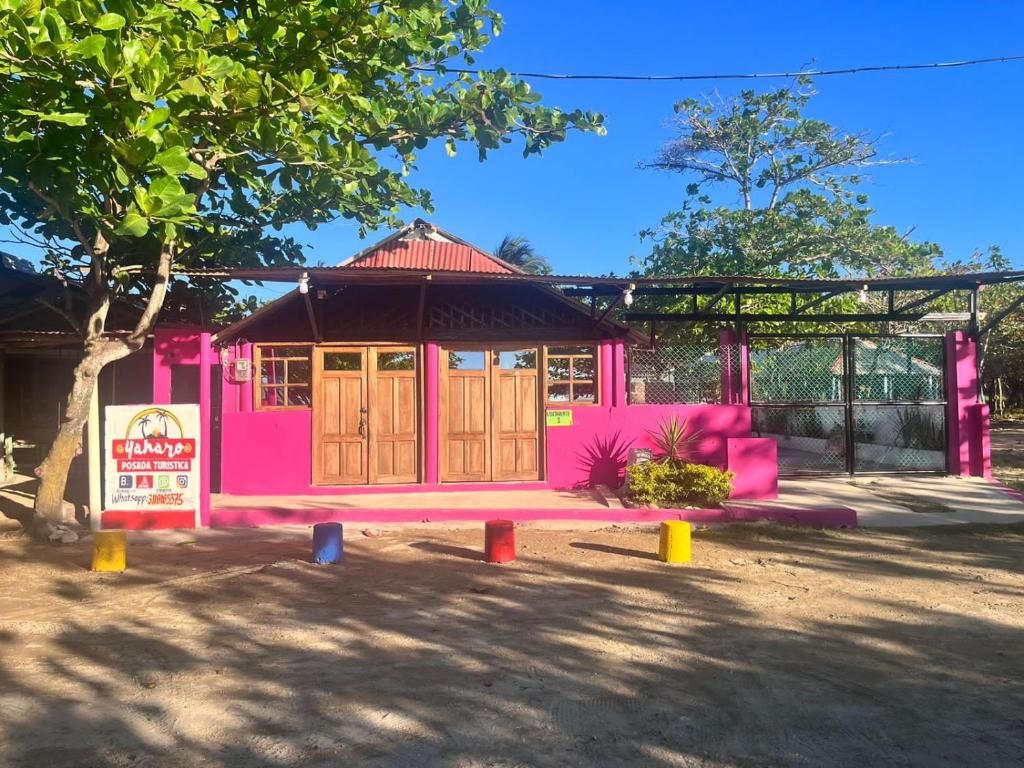DibullaにあるYaharo Posada Turísticaのピンクの建物