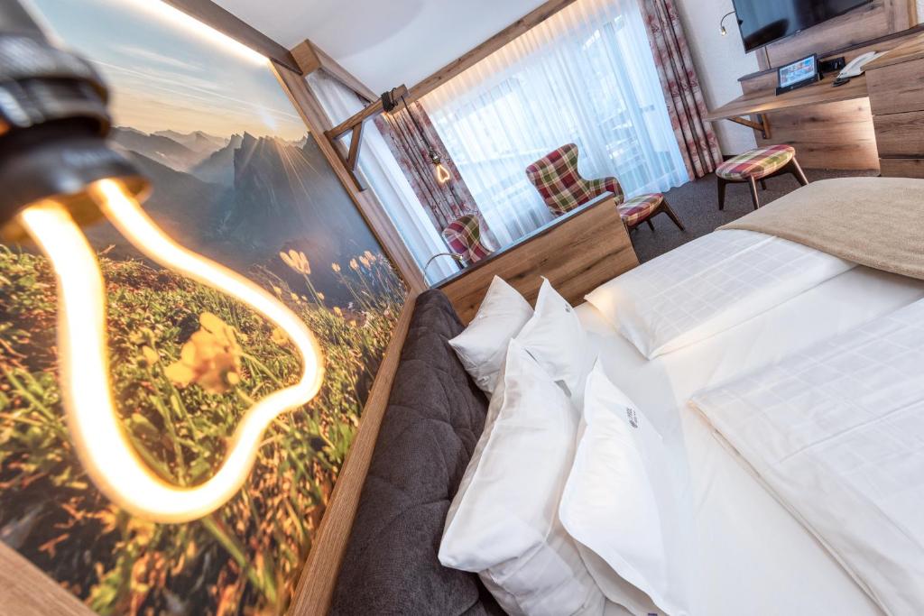 Postel nebo postele na pokoji v ubytování Hotel Tyrol - Partnerbetrieb von Oberstaufen PLUS