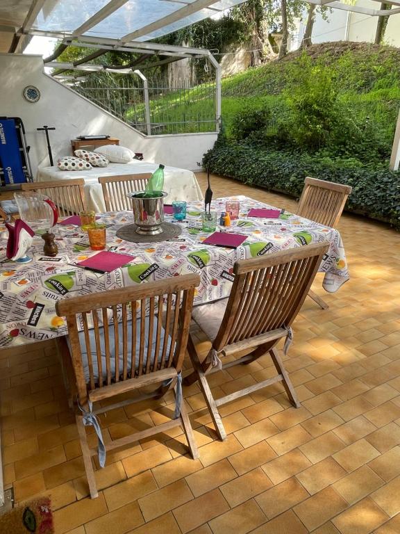 - une table avec des chaises et un chiffon de table sur la terrasse dans l'établissement Casa Roberta con favolosa terrazza privata, à Caorle