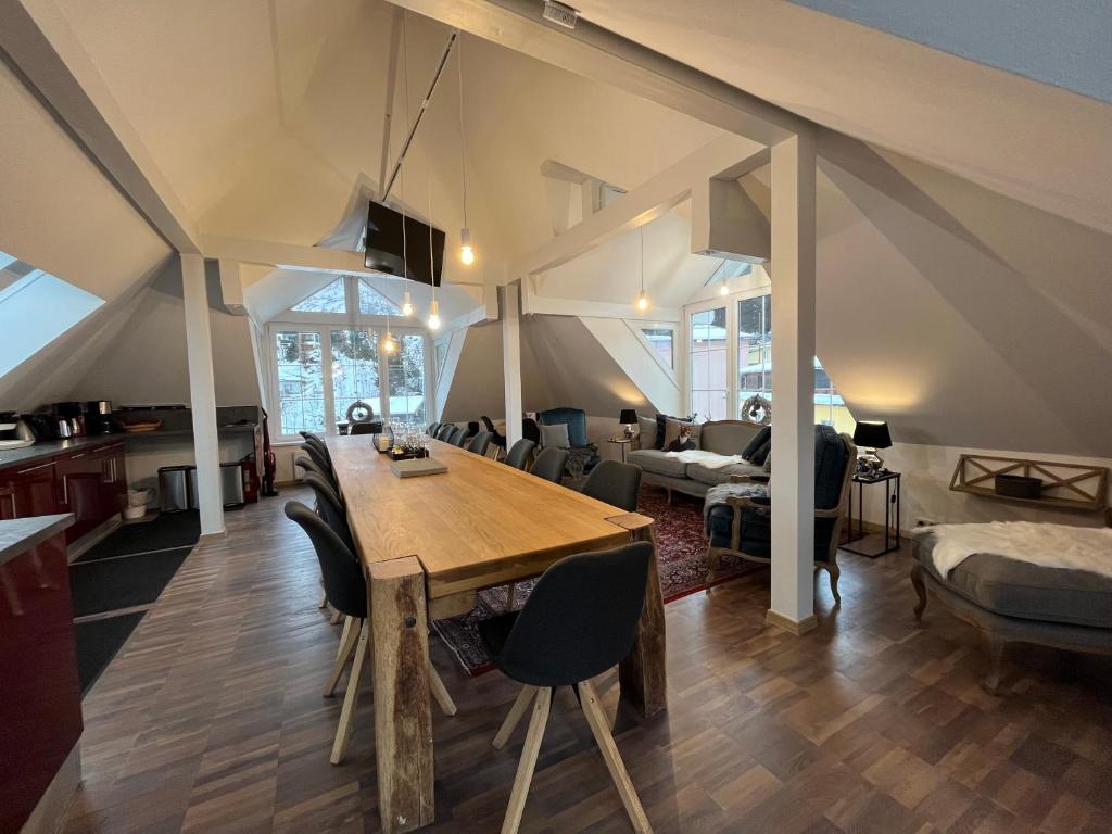 ein Wohnzimmer mit einem Holztisch und Stühlen in der Unterkunft Chalet Embacher by AlpenTravel in Bad Gastein