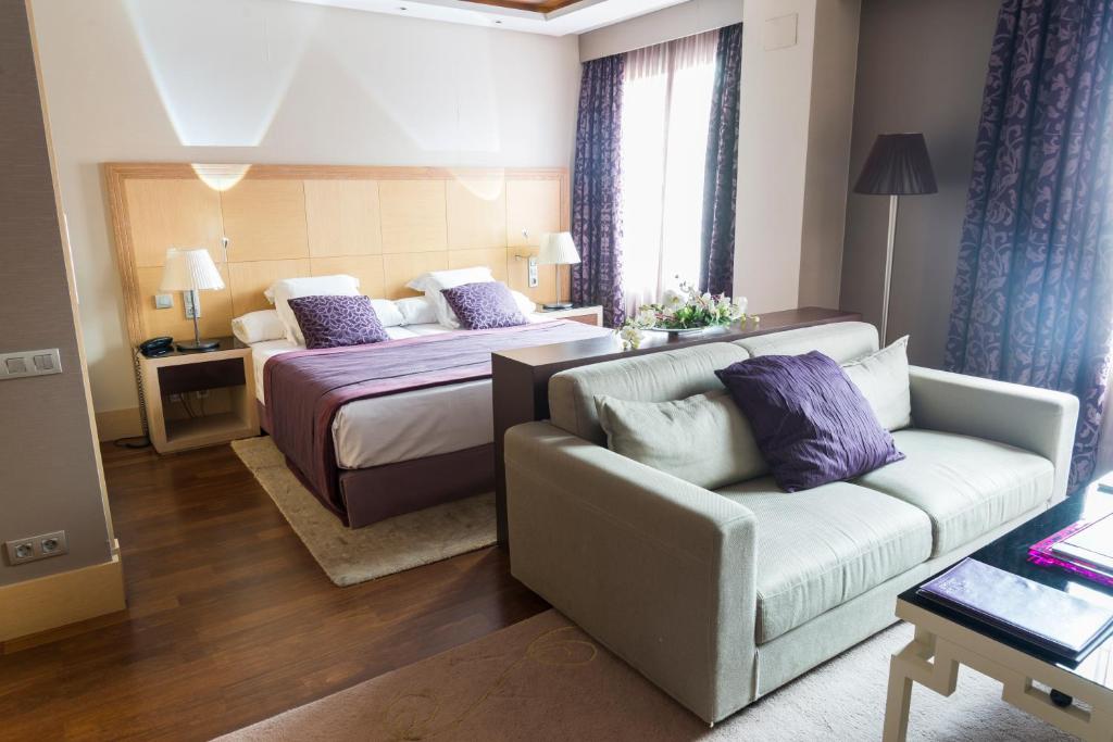 Postel nebo postele na pokoji v ubytování Nexus Valladolid Suites & Hotel