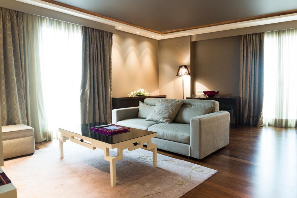 Posezení v ubytování Nexus Valladolid Suites & Hotel