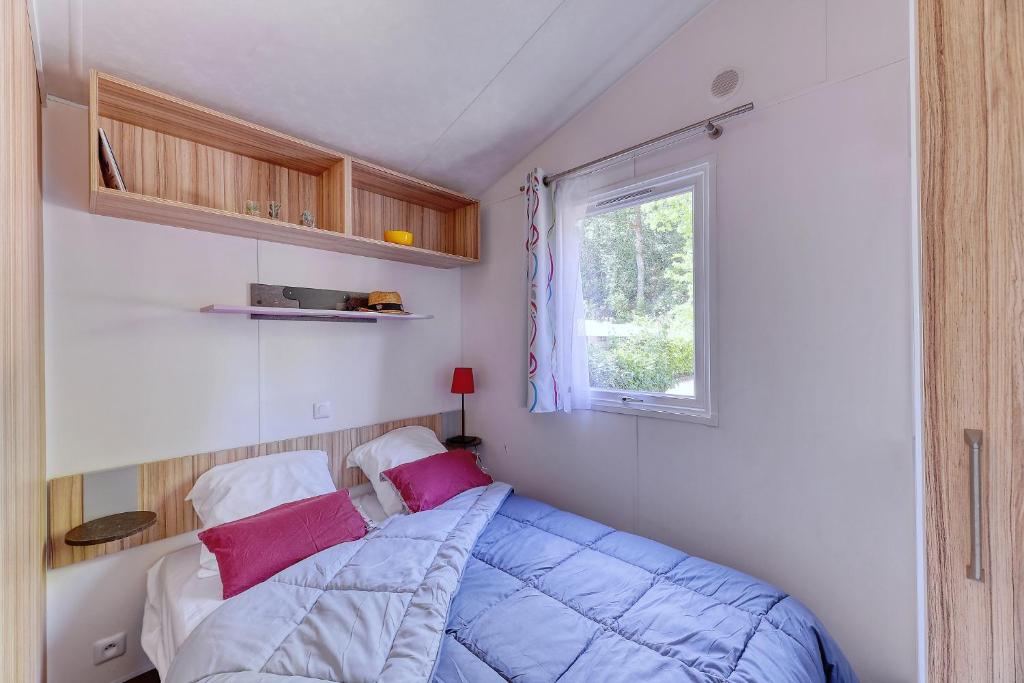 Nantes Camping Le Petit Port tesisinde bir odada yatak veya yataklar
