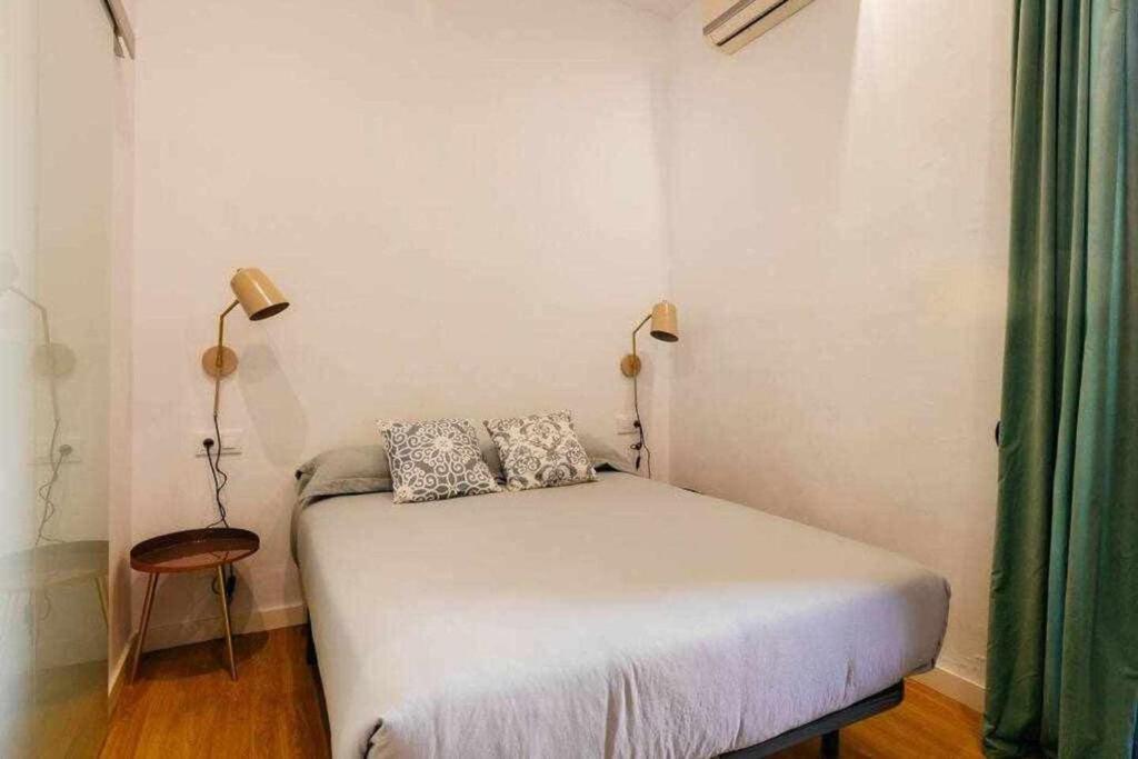 Postel nebo postele na pokoji v ubytování Cozy & Central Apartment