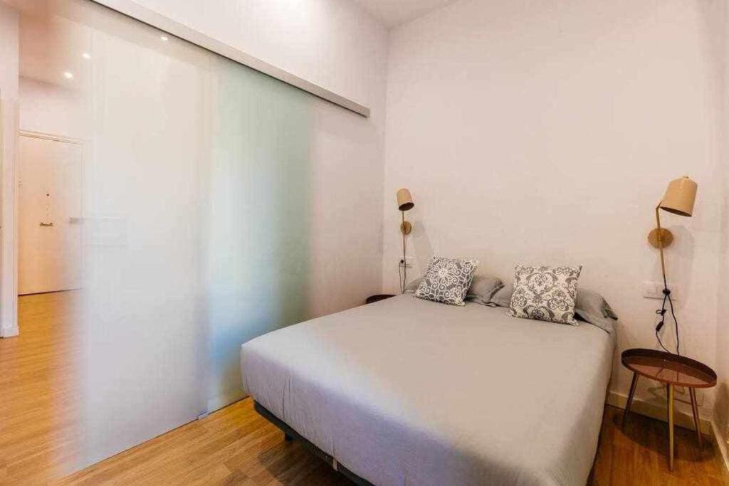 Postel nebo postele na pokoji v ubytování Cozy & Central Apartment