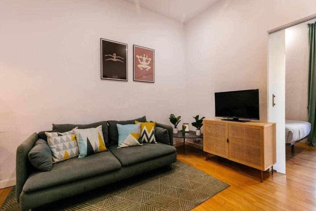 TV a/nebo společenská místnost v ubytování Cozy & Central Apartment