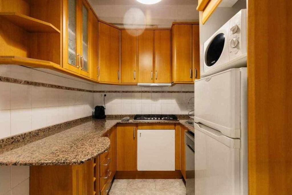 Kuchyň nebo kuchyňský kout v ubytování Cozy & Central Apartment