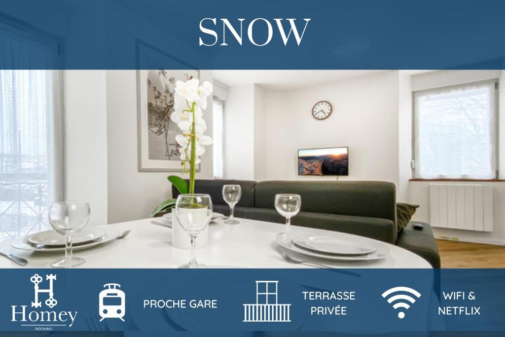 uma imagem de uma sala de jantar com uma mesa com copos de vinho em HOMEY SNOW - Proche Gare - Balcon privé - Wifi em La Roche-sur-Foron