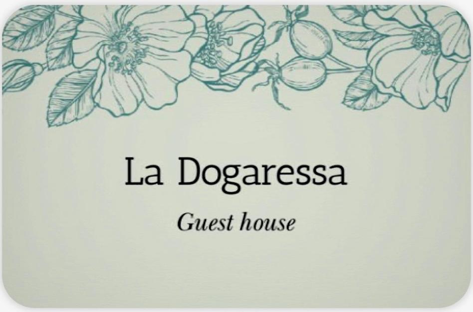 een tekening van een pension met bloemen bij La Dogaressa Guest House in Venetië
