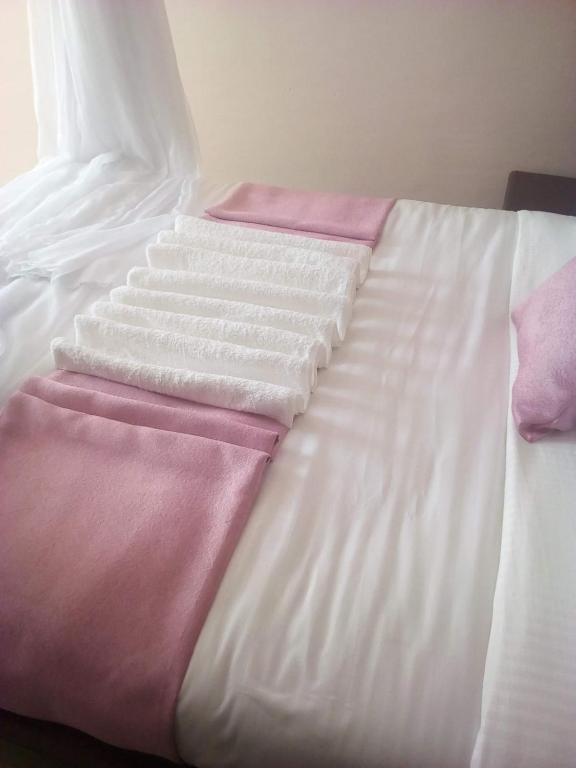 Postel nebo postele na pokoji v ubytování Monrovia Guest House
