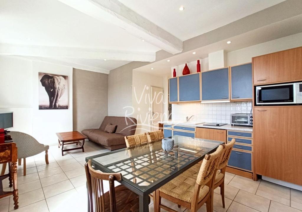 une cuisine et un salon avec une table et des chaises dans l'établissement Viva Riviera Central 1 Bedroom Place Gambetta, à Cannes