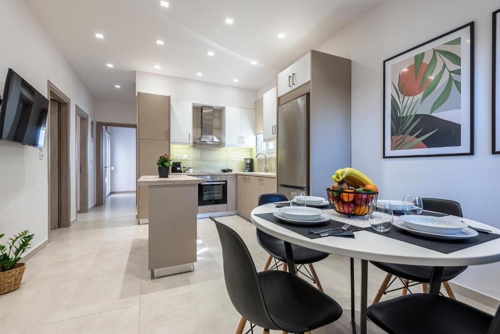 Η κουζίνα ή μικρή κουζίνα στο Spacious & Luxe 3BR Downtown 1min to Beach
