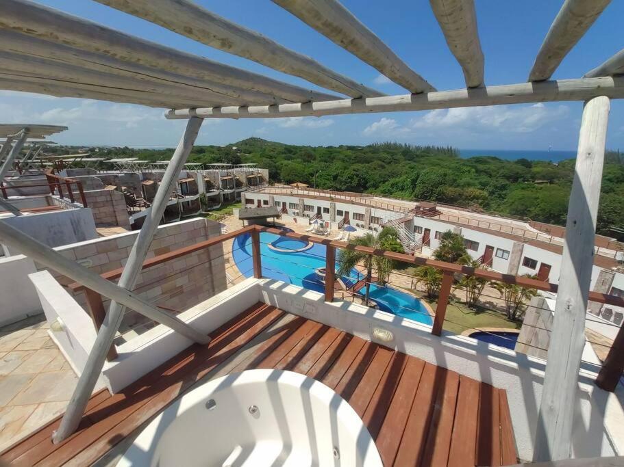 desde el balcón de un complejo con piscina en Apto Vista Mar - Brisas do Amor 110, en Pipa