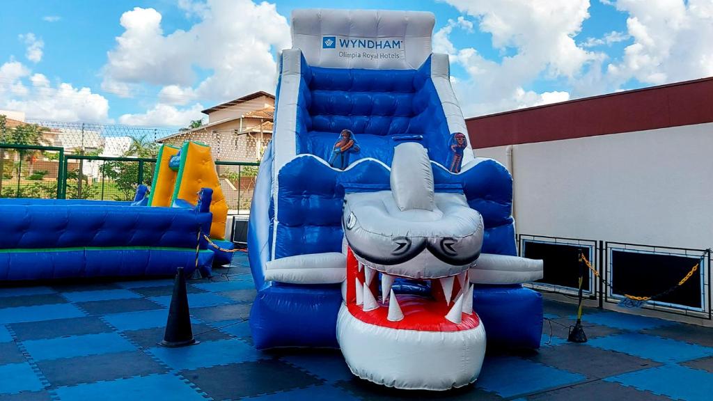 Večerní zábavní program pro hosty v ubytování Wyndham Olímpia Royal Hotels
