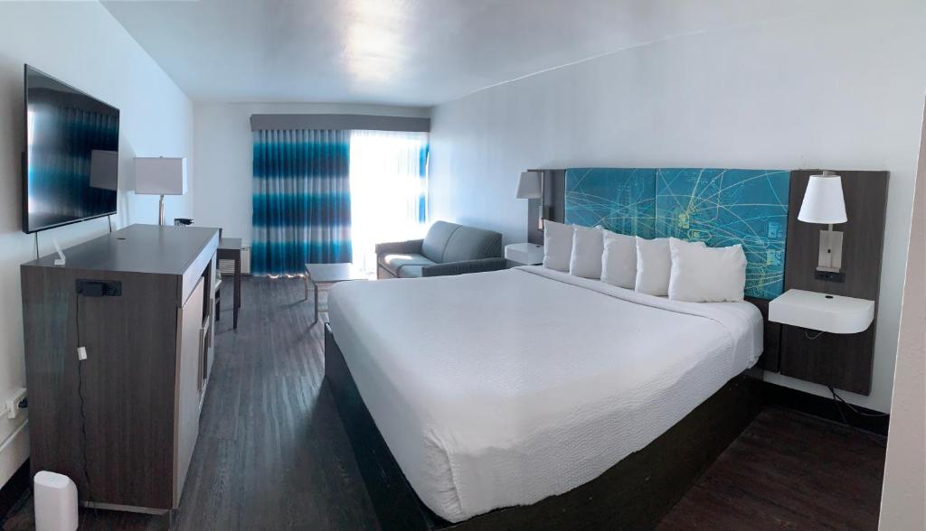 Tropical Seas Hotel - 