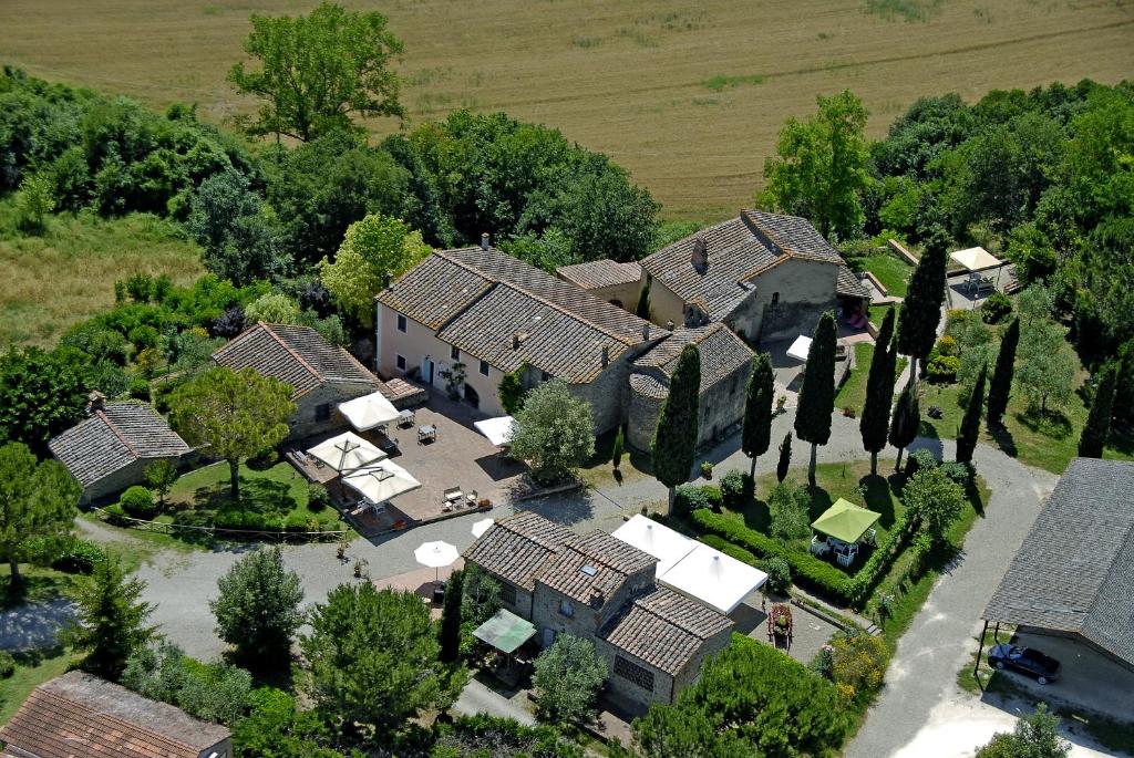 uma vista superior de uma casa grande com um quintal em Relais Antico Borgo San Lorenzo em Poggibonsi