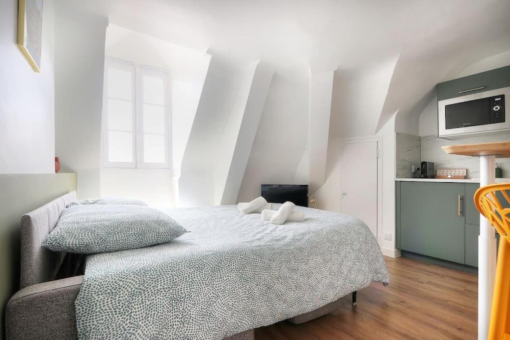 Posteľ alebo postele v izbe v ubytovaní La Canopée - joli studio en hypercentre de Rennes