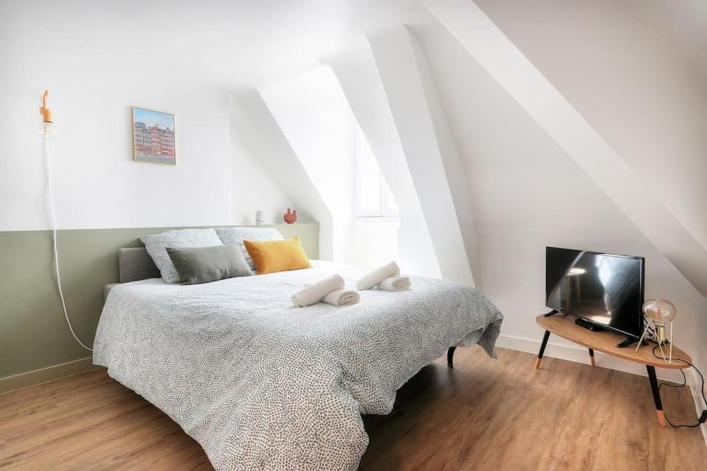 Posteľ alebo postele v izbe v ubytovaní La Canopée - joli studio en hypercentre de Rennes