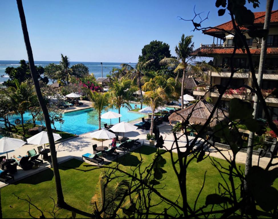 Blick auf den Pool im Resort in der Unterkunft Peninsula Beach Resort in Nusa Dua