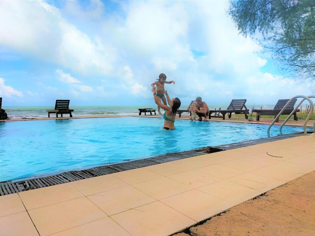 Bazén v ubytování Hotel Coral Bay nebo v jeho okolí