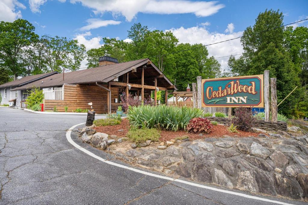 una señal para una posada caldwell frente a un edificio en CedarWood Inn, en Hendersonville