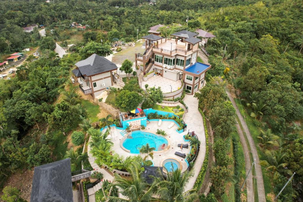 uma vista aérea de um resort com uma piscina em MS Mountain Cabin em Loboc