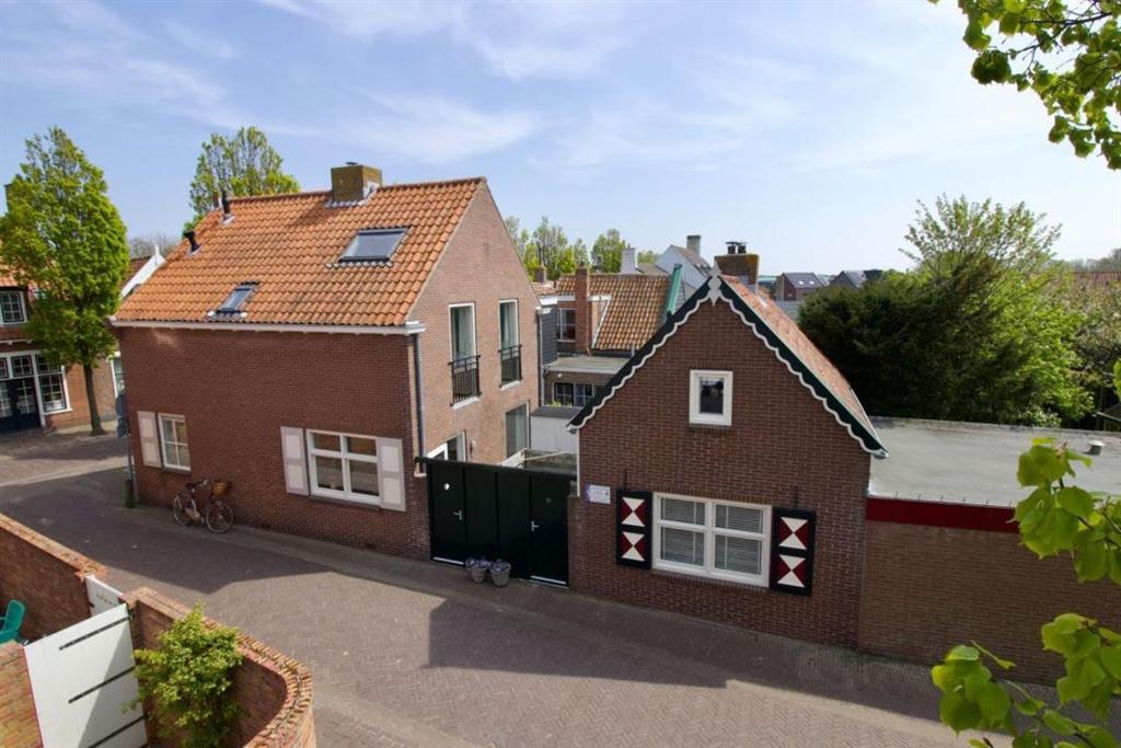een luchtfoto van een huis met graffiti erop bij Strand & Meer Domburg in Domburg