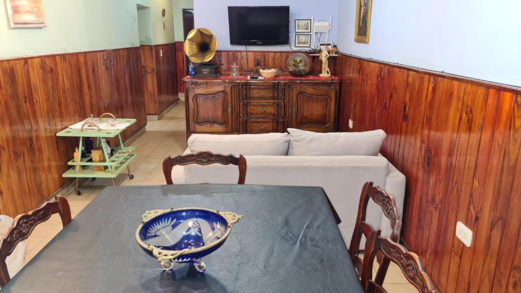 comedor con mesa y TV en Completa y Comoda Casa 4 Personas en Salta