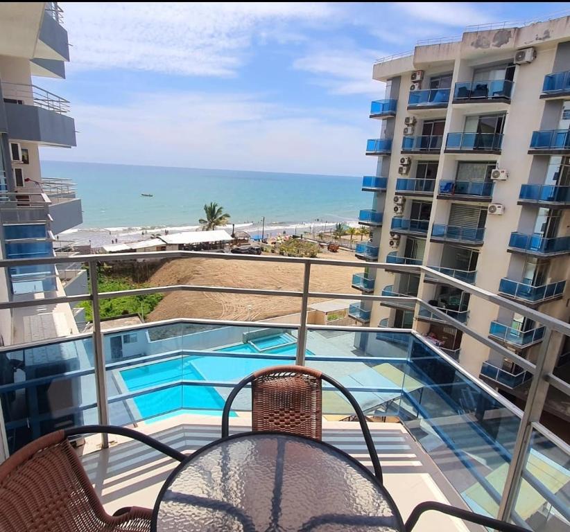 a balcony with a view of the ocean at ARENA PLAZA DEPARTAMENTO PLAYA con vista al mar in Tonsupa