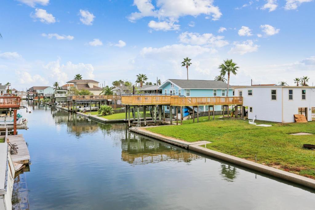 widok na rzekę z domami i apartamentami w obiekcie Doc Holiday by VTrips w mieście Galveston