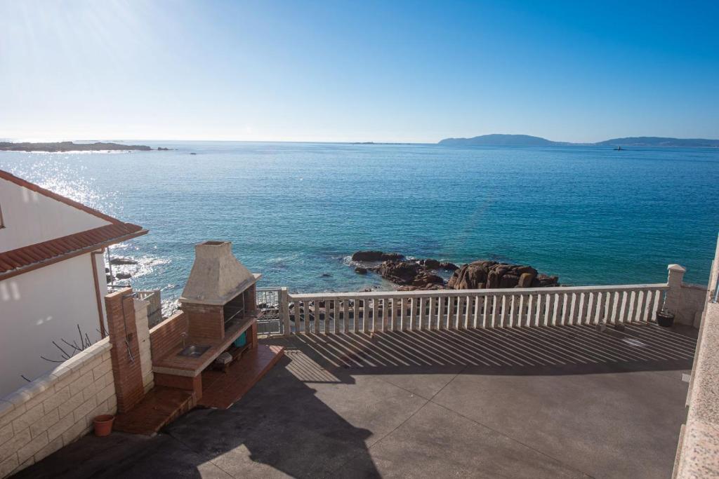 widok na ocean z domu w obiekcie CASA LELA w mieście O Pindo