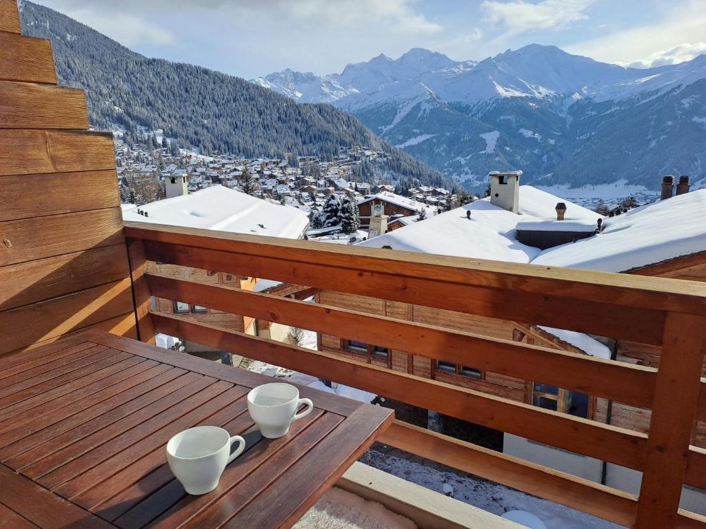Uma vista geral da montanha ou uma vista da montanha a partir do apartamento