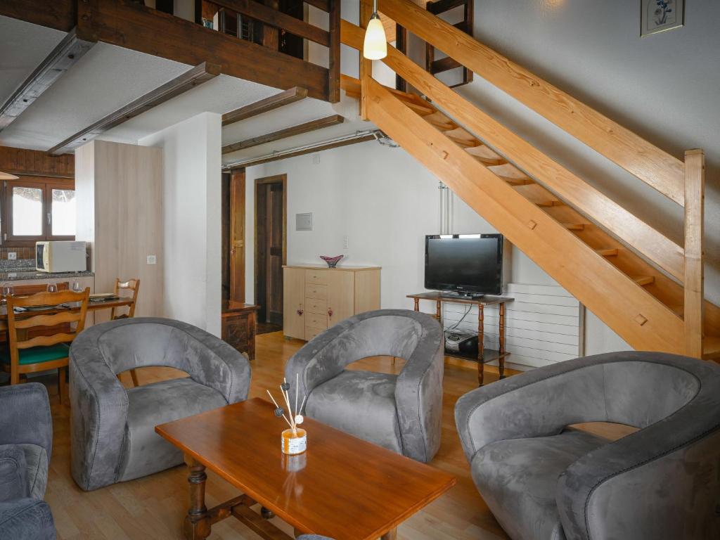TV a/nebo společenská místnost v ubytování Apartment Jorasse C 20 by Interhome