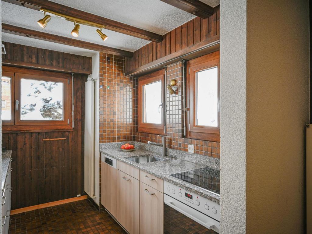Kuchyň nebo kuchyňský kout v ubytování Apartment Jorasse C 20 by Interhome