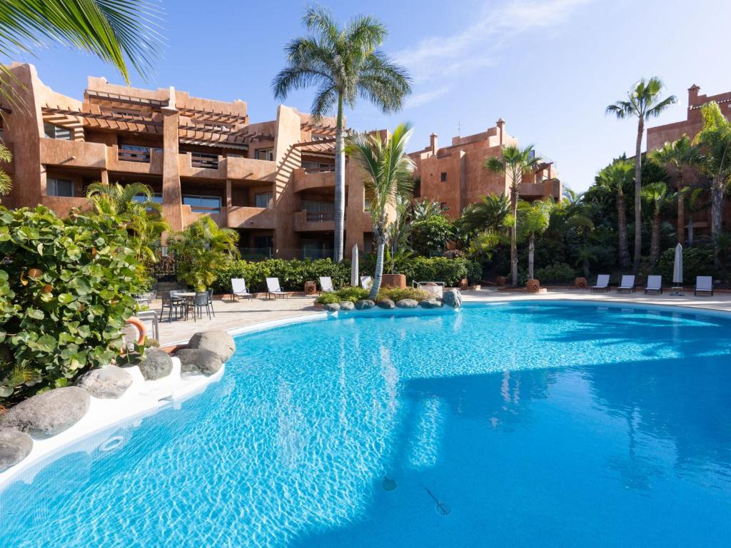 une grande piscine devant un immeuble dans l'établissement Apartment Duplex Bencomo by Interhome, à Palm-mar