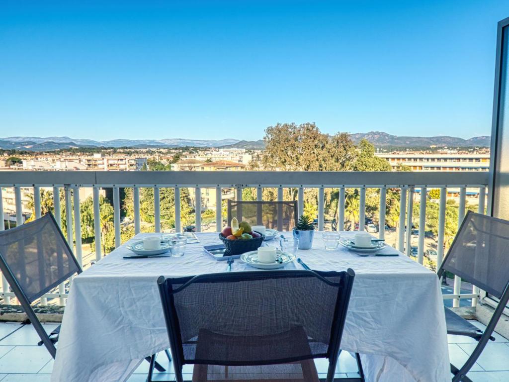 une table avec un chiffon de table blanc sur un balcon dans l'établissement Apartment Port d'Attache-3 by Interhome, à Fréjus