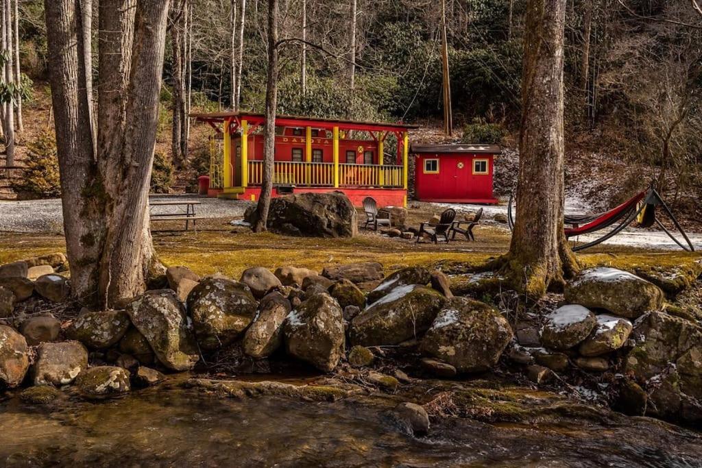 The Lil' Red Caboose on the creek, Bryson City (updated prices 2024)