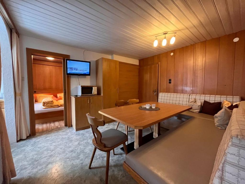 ein Wohnzimmer mit einem Tisch und einem Sofa in der Unterkunft Apartment Scheiber - SOE131 by Interhome in Sölden