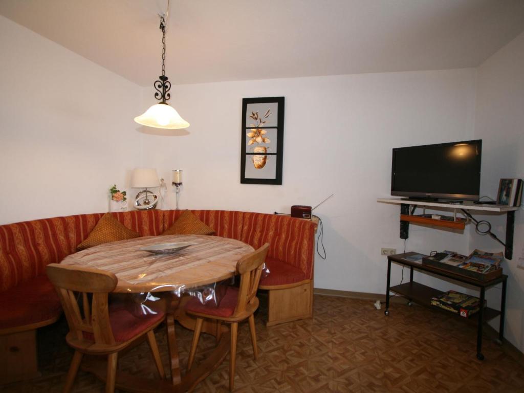TV a/nebo společenská místnost v ubytování Apartment Höllwarth by Interhome