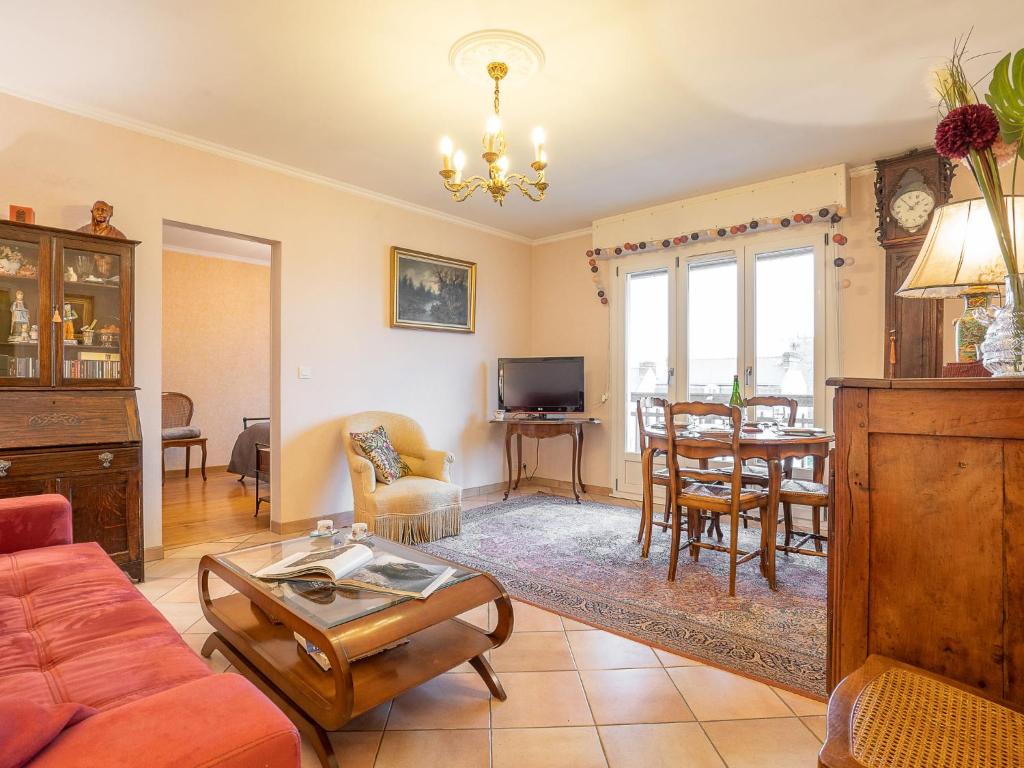 - un salon avec un canapé et une table dans l'établissement Apartment Cardella by Interhome, à Saint-Malo