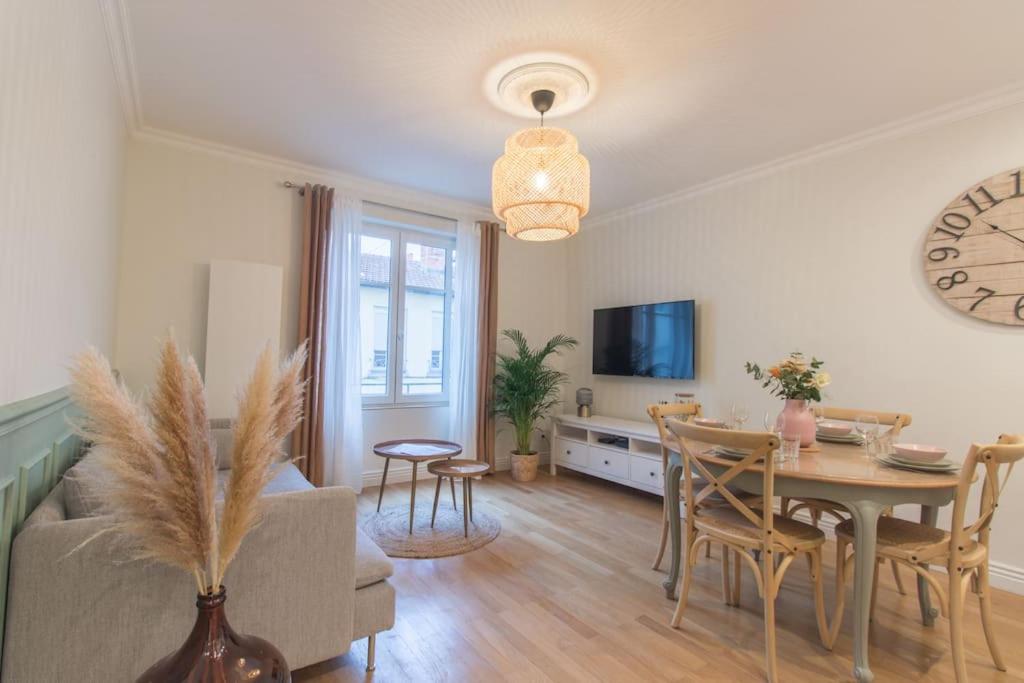 uma sala de estar com uma mesa e uma sala de jantar em T3 rénové 10min gare Part dieu - Quartier typique em Lyon