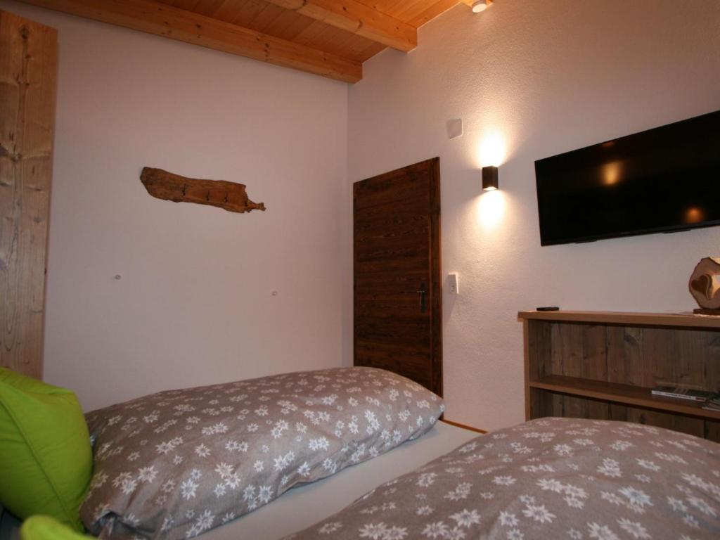 Postel nebo postele na pokoji v ubytování Apartment Chalet Spatn by Interhome