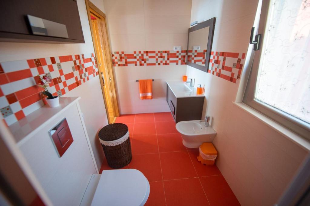 mała łazienka z toaletą i umywalką w obiekcie CASA LELA w mieście O Pindo